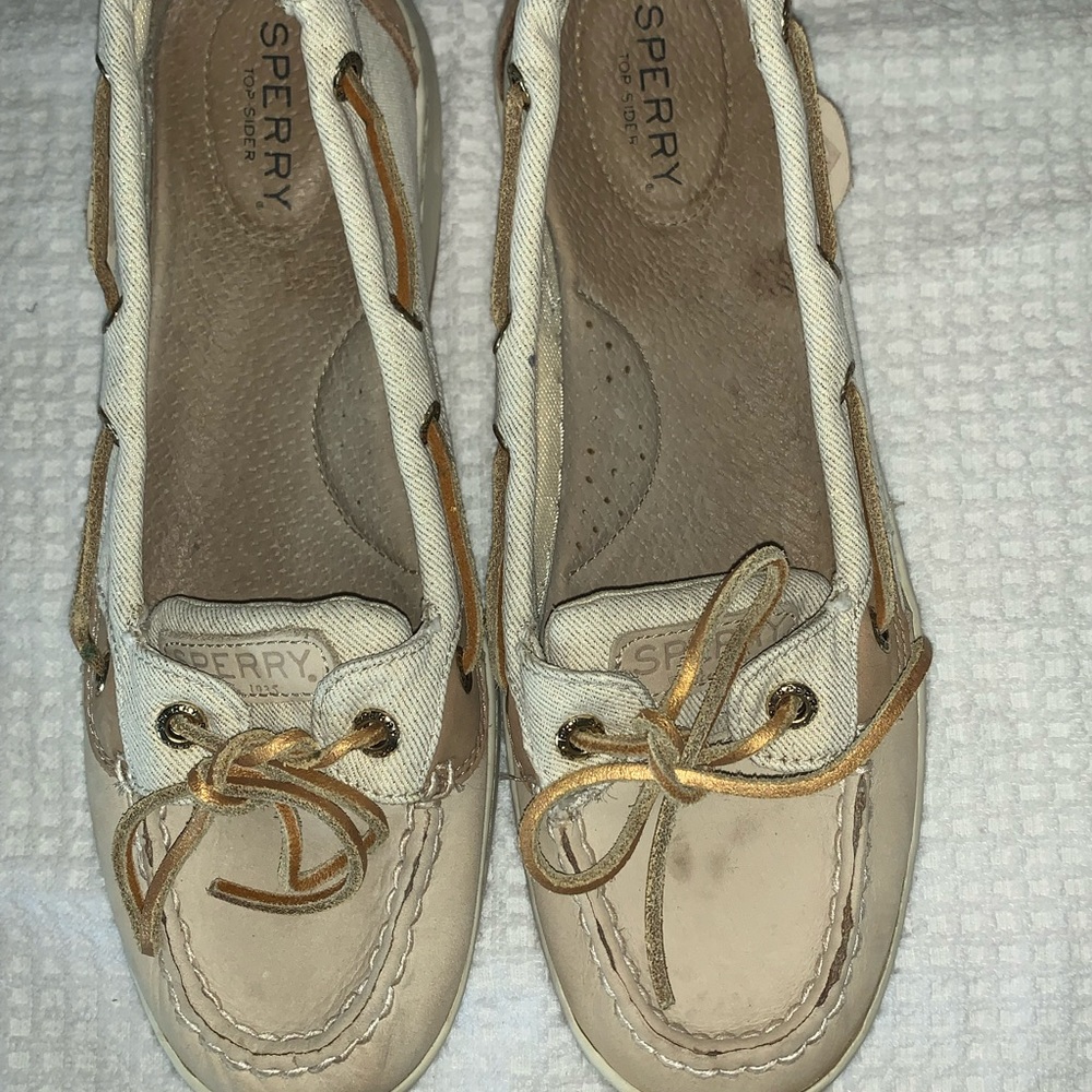 Well loved womens sperrys with tons of life left to go. machine washed/dried.